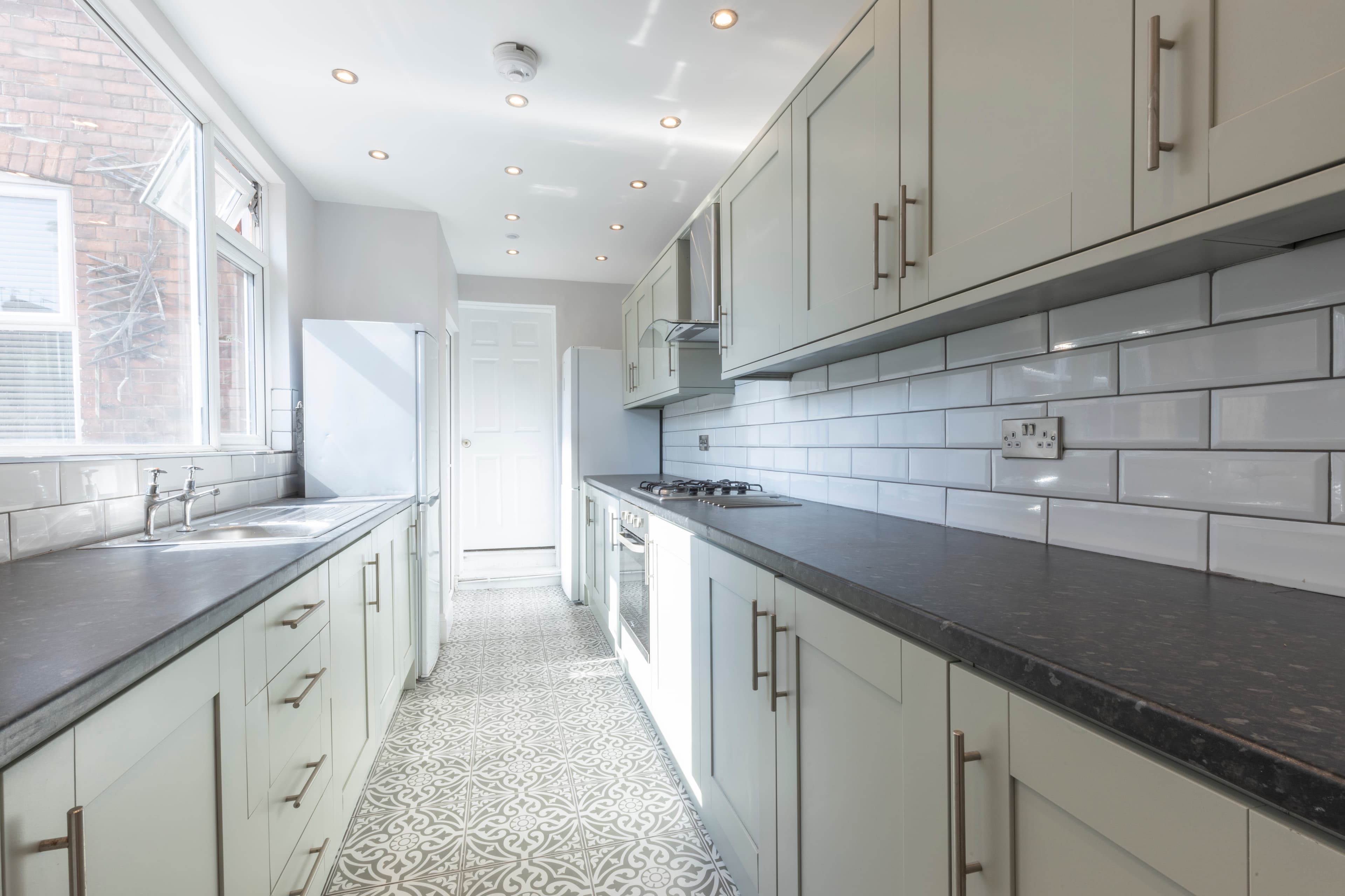 5 Bed House - Wellesley Avenue photo 1