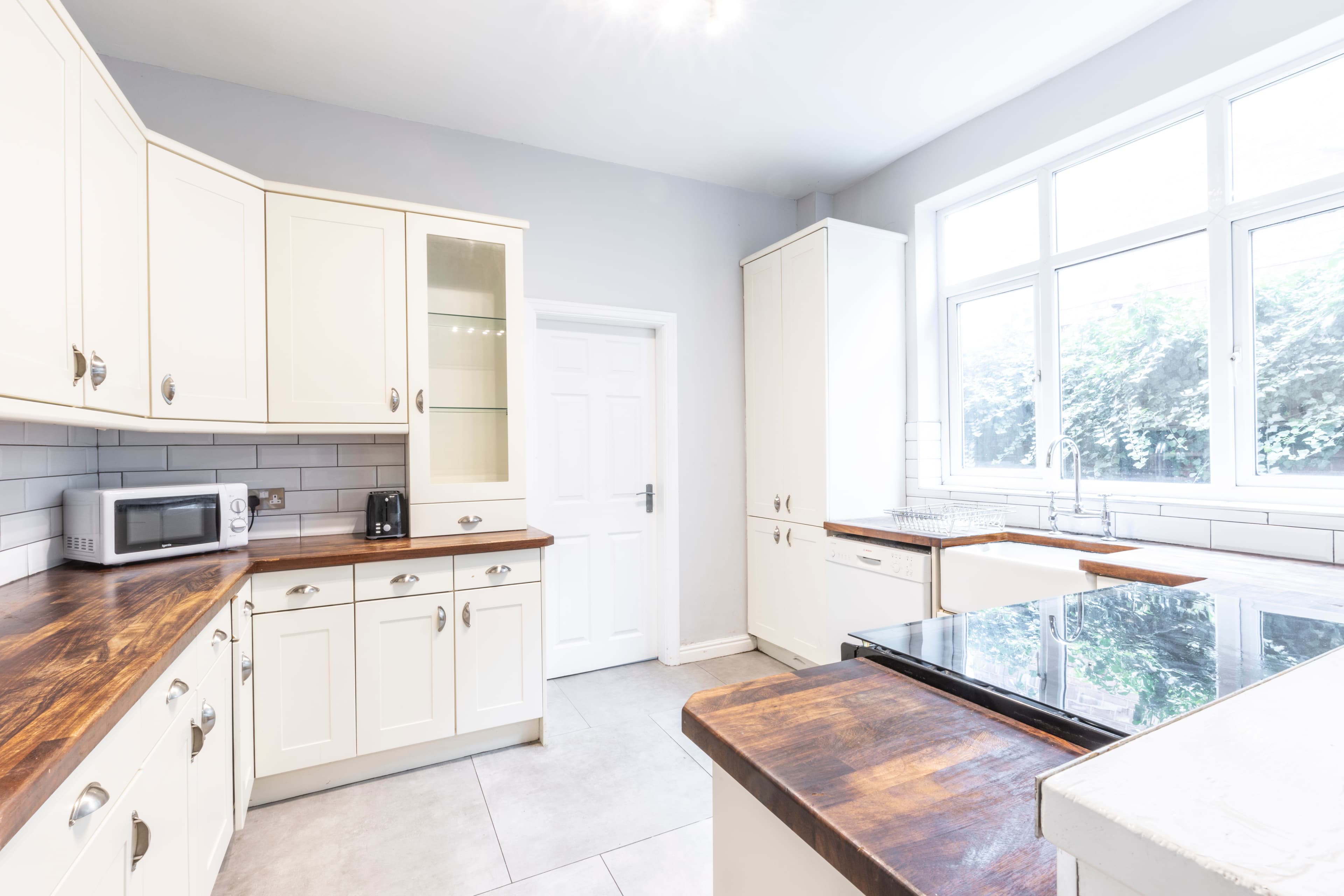 6 Bed House - Wellesley Avenue thumbnail 2