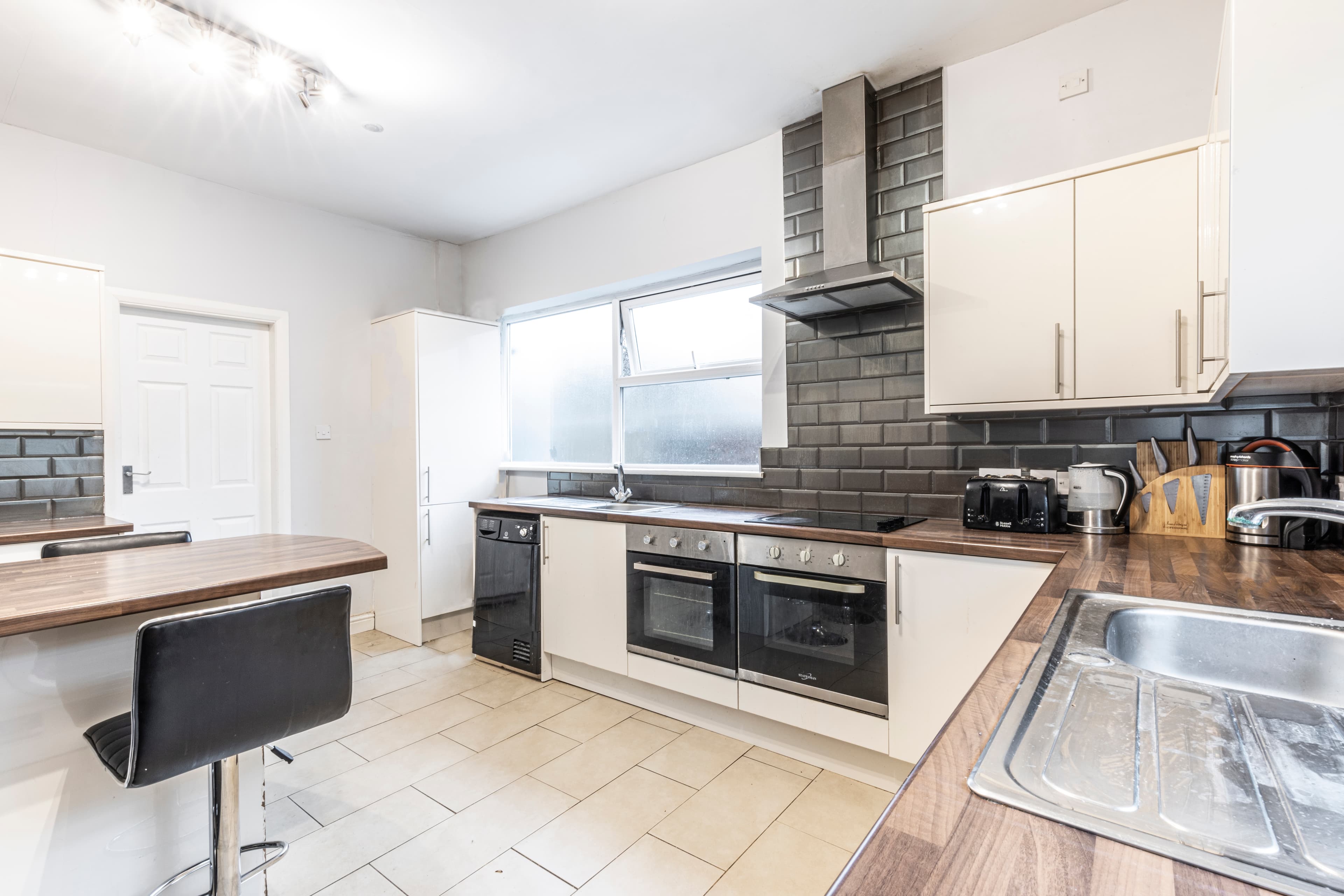 6 Bed House - Wellesley Avenue thumbnail 2