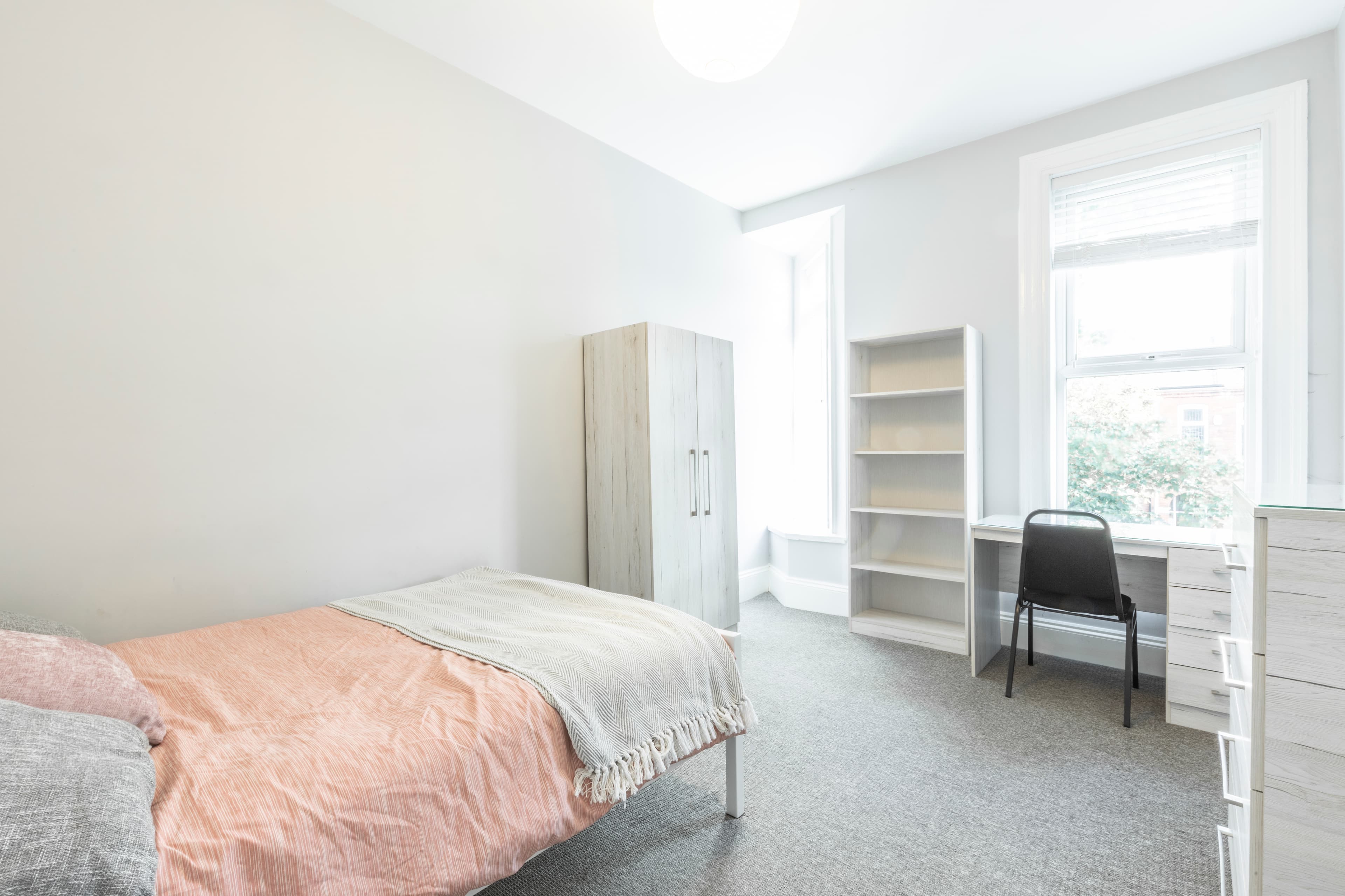 7 Bed House - Wellesley Avenue thumbnail 4