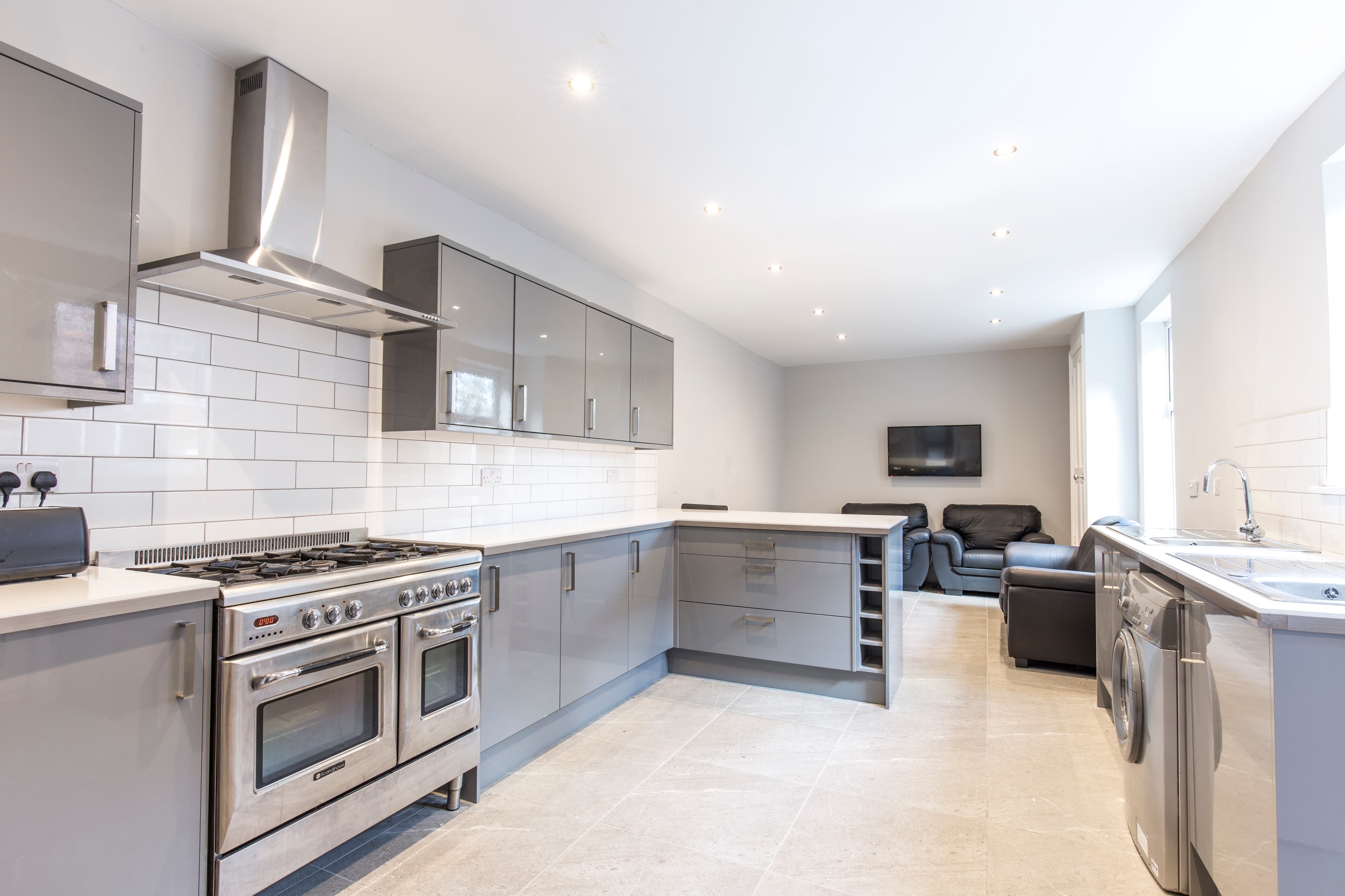 7 Bed House - Wellesley Avenue photo 1