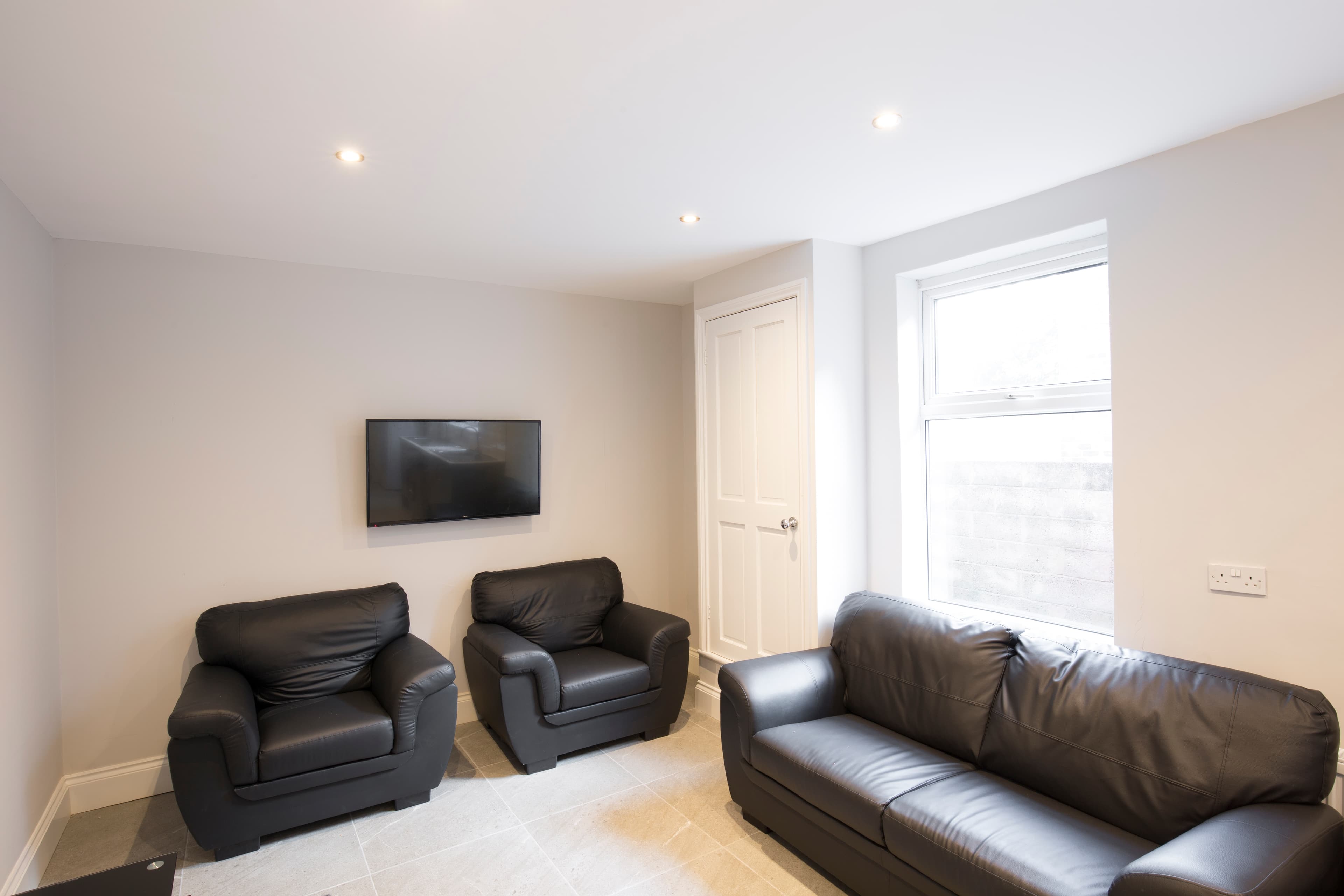 7 Bed House - Wellesley Avenue thumbnail 3