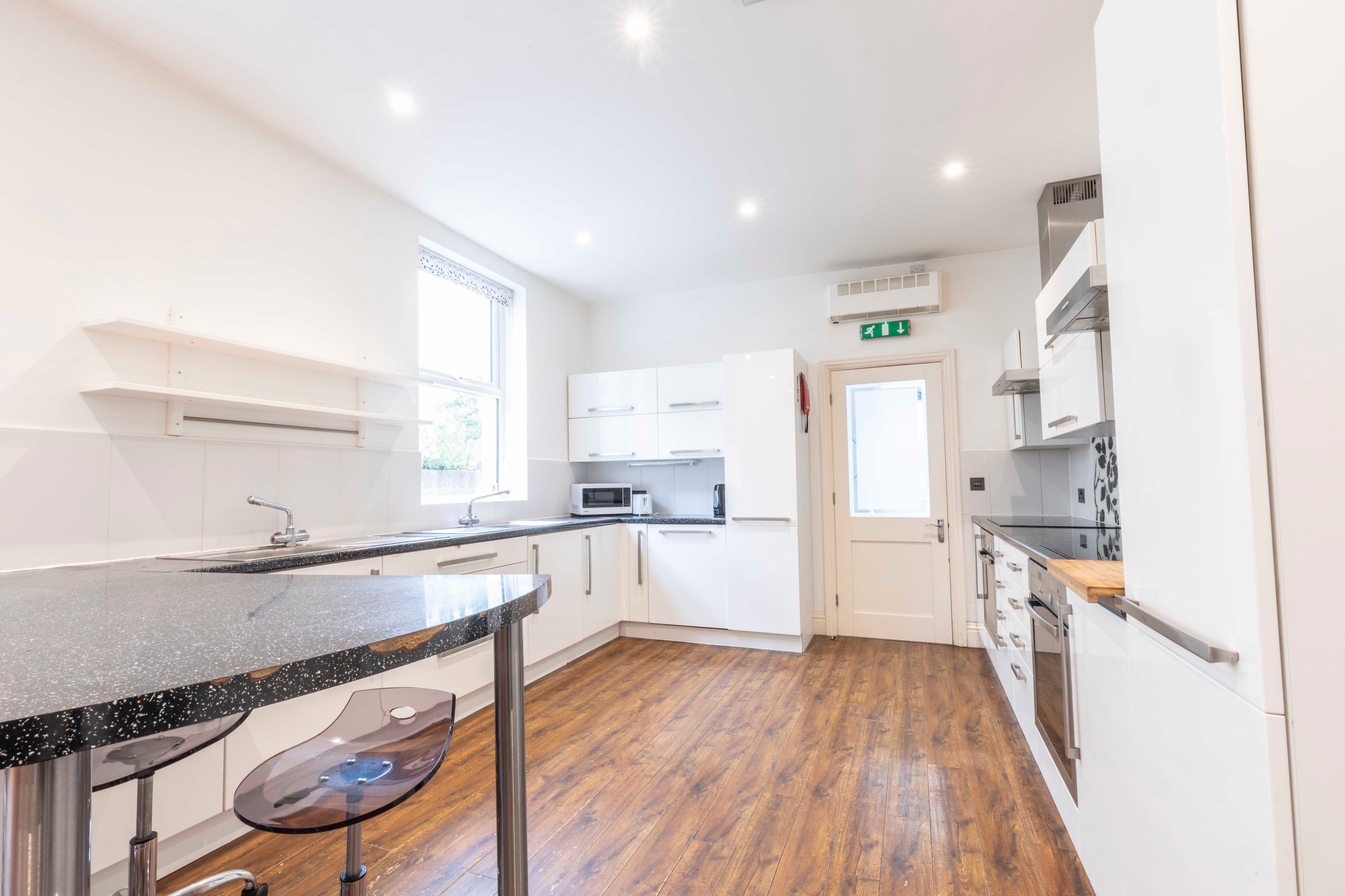 8 Bed House - Wellesley Avenue thumbnail 2