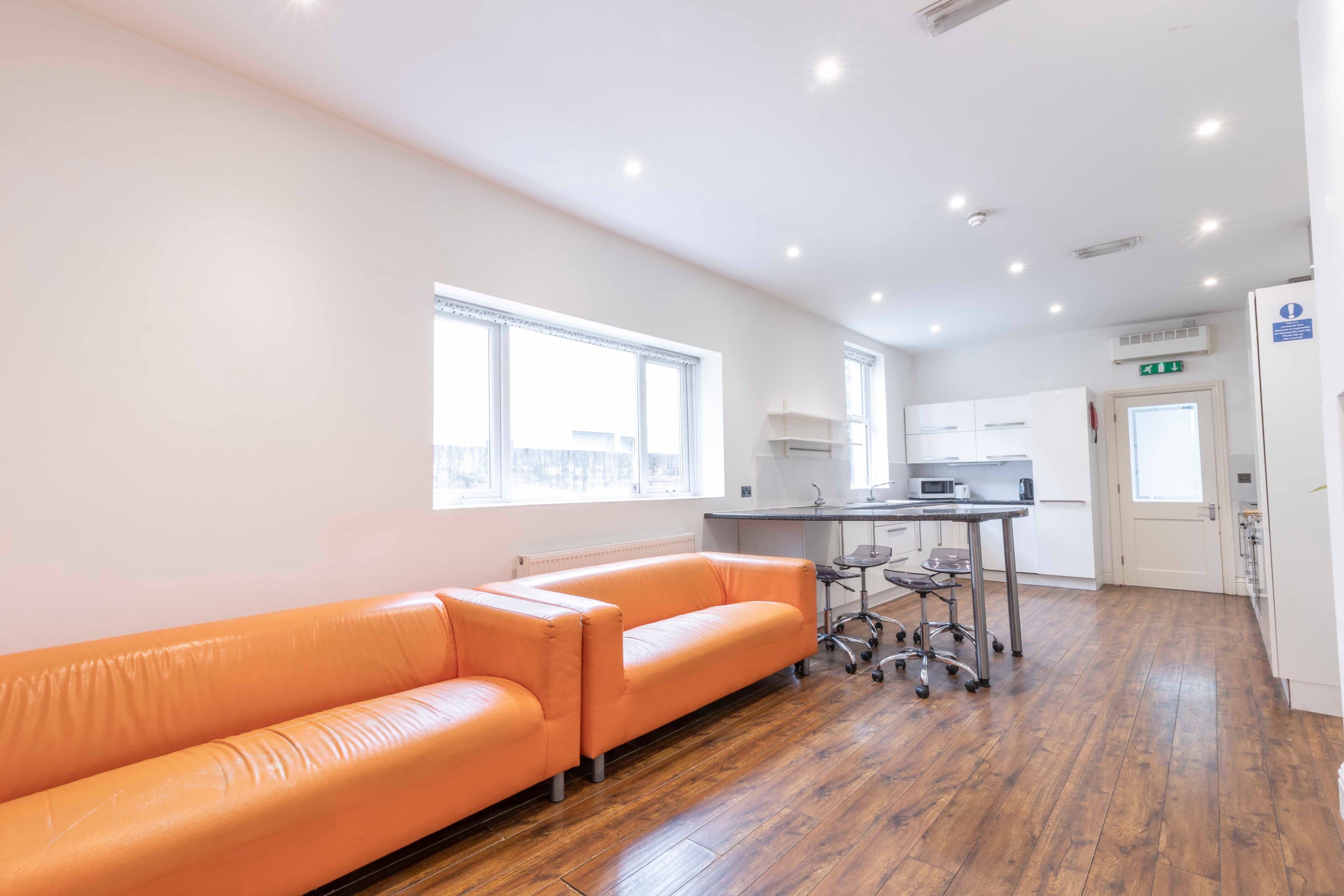 8 Bed House - Wellesley Avenue thumbnail 3