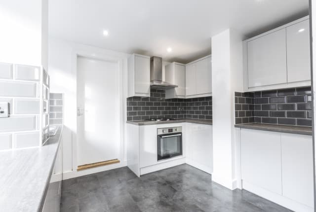 5 Bed House - Beresford Avenue photo 1