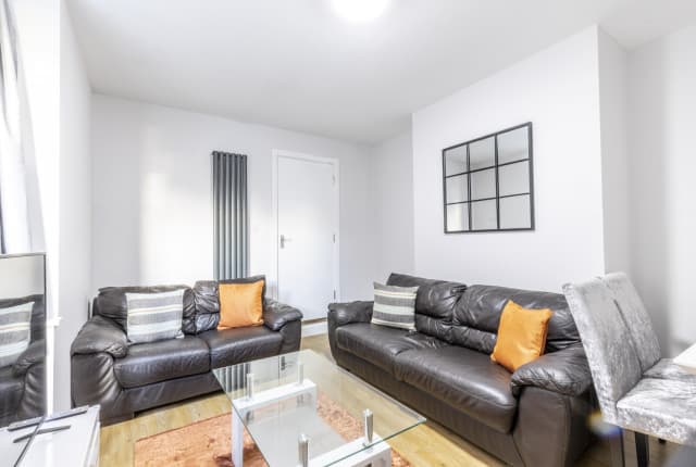 5 Bed House - Beresford Avenue thumbnail 2