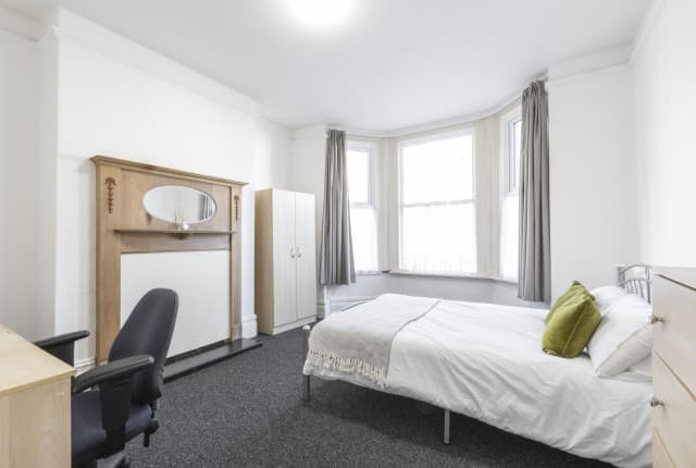 5 Bed House - Beresford Avenue thumbnail 3