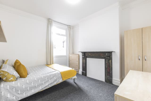 5 Bed House - Beresford Avenue thumbnail 4