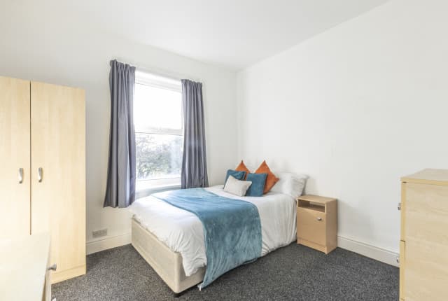 5 Bed House - Beresford Avenue thumbnail 6