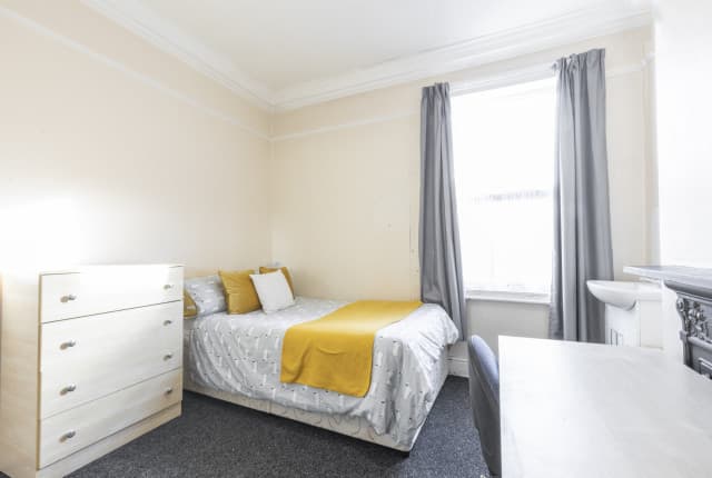 5 Bed House - Beresford Avenue thumbnail 7