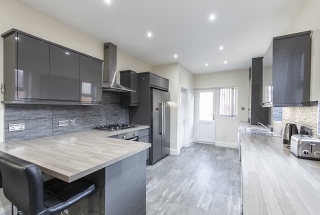 6 Bed House - Auckland Avenue photo 1