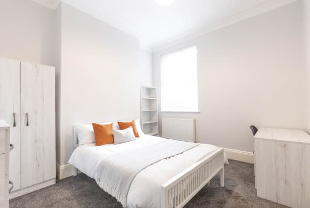 6 Bed House - Auckland Avenue thumbnail 5