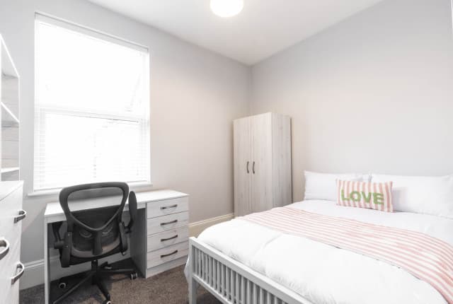 6 Bed House - Auckland Avenue thumbnail 9