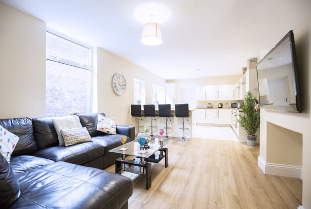 7 Bed House - Ash Grove thumbnail 4