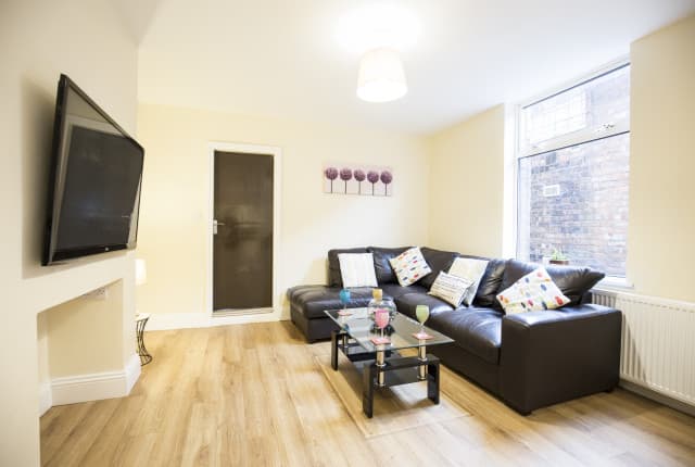 7 Bed House - Ash Grove thumbnail 5