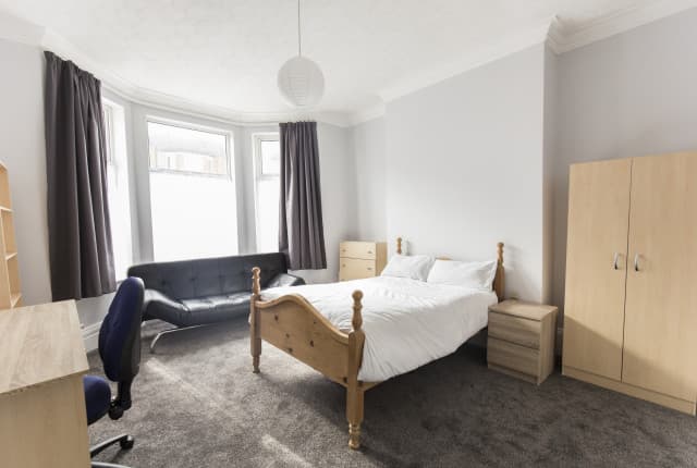 7 Bed House - Ash Grove thumbnail 6