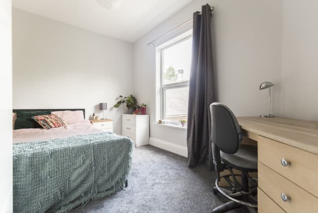 7 Bed House - Ash Grove thumbnail 8