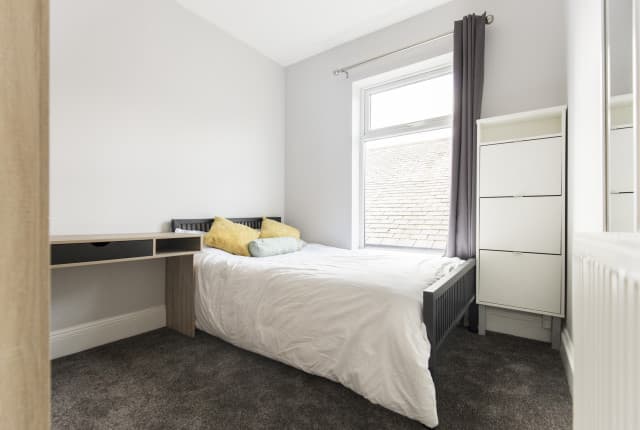 7 Bed House - Ash Grove thumbnail 9