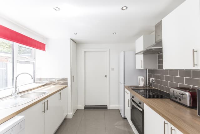 3 Bed House - Hardy Street photo 1