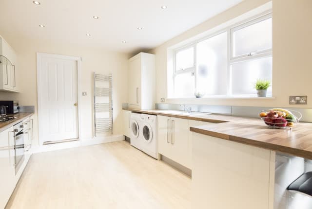 5 Bed House - Auckland Avenue thumbnail 2