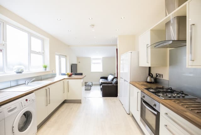 5 Bed House - Auckland Avenue thumbnail 3