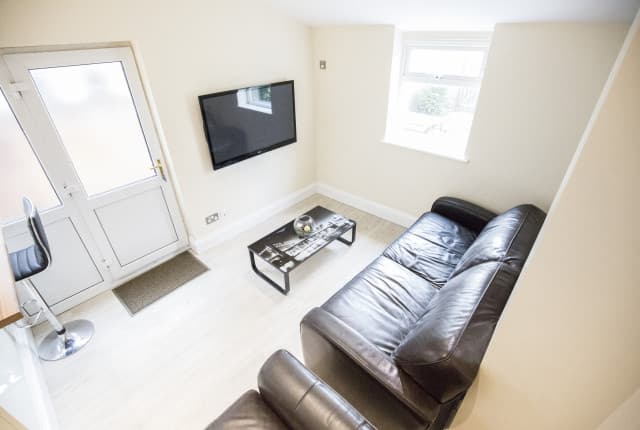 5 Bed House - Auckland Avenue thumbnail 4