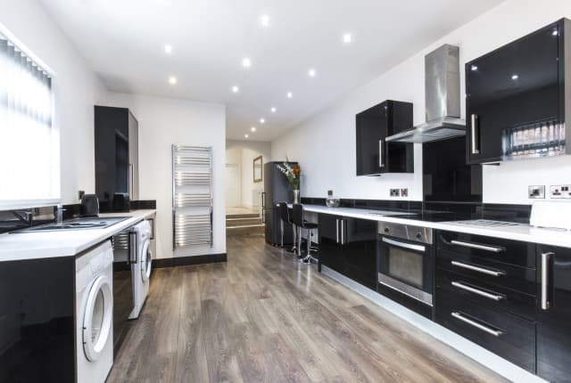 3 Bed House - Beverley Road thumbnail 2