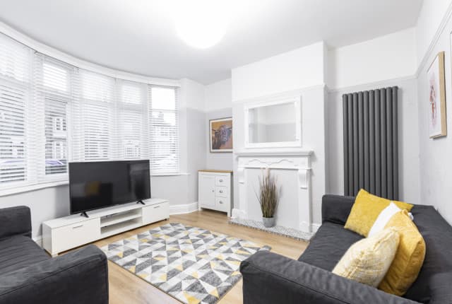 3 Bed House - Desmond Avenue photo 1