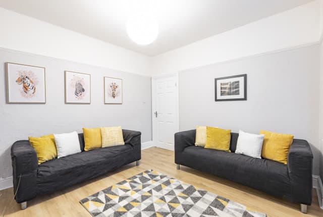 3 Bed House - Desmond Avenue thumbnail 2