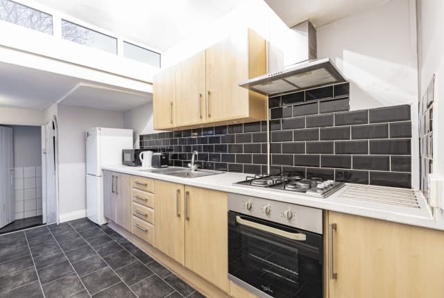 3 Bed House - Desmond Avenue thumbnail 3