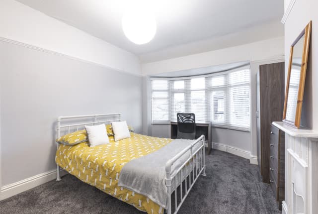 3 Bed House - Desmond Avenue thumbnail 4