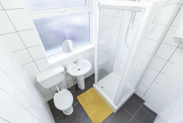 3 Bed House - Desmond Avenue thumbnail 7