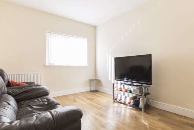 4 Bed House - Goddard Avenue thumbnail 2