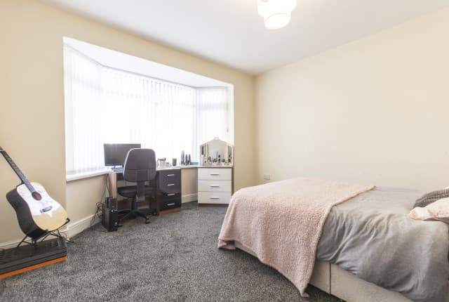 4 Bed House - Goddard Avenue thumbnail 3