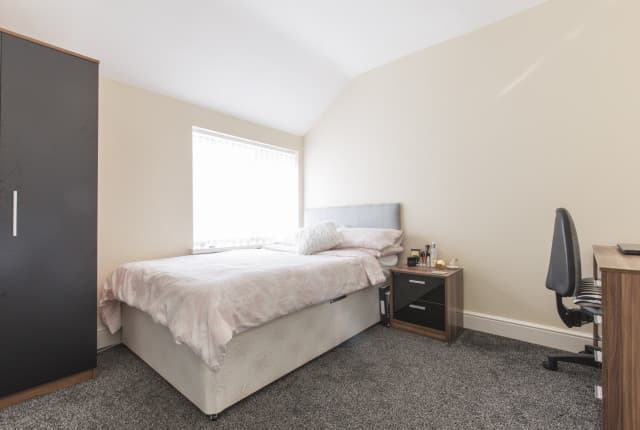 4 Bed House - Goddard Avenue thumbnail 4