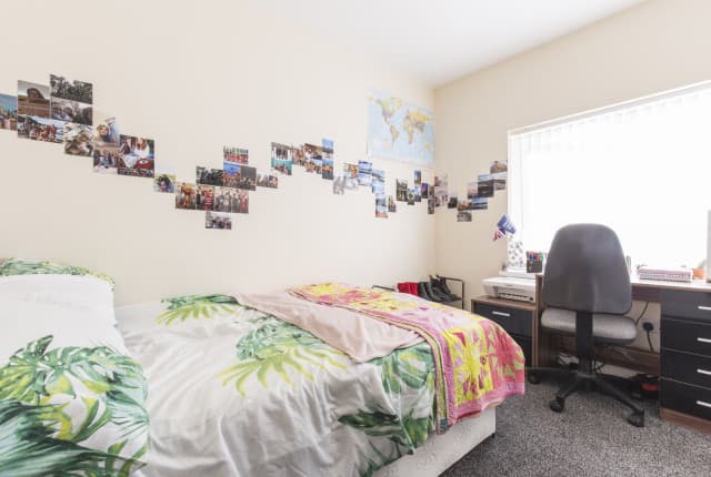 4 Bed House - Goddard Avenue thumbnail 5