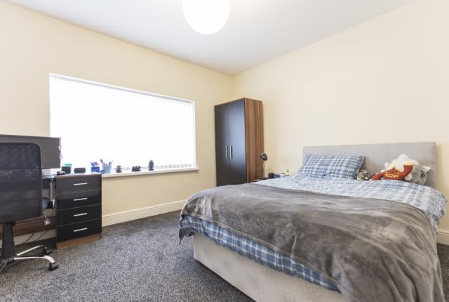 4 Bed House - Goddard Avenue thumbnail 6