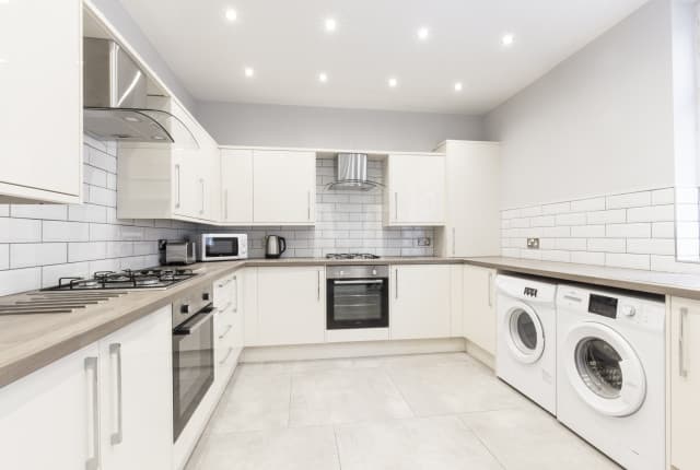 6 Bed House - Beresford Avenue photo 1