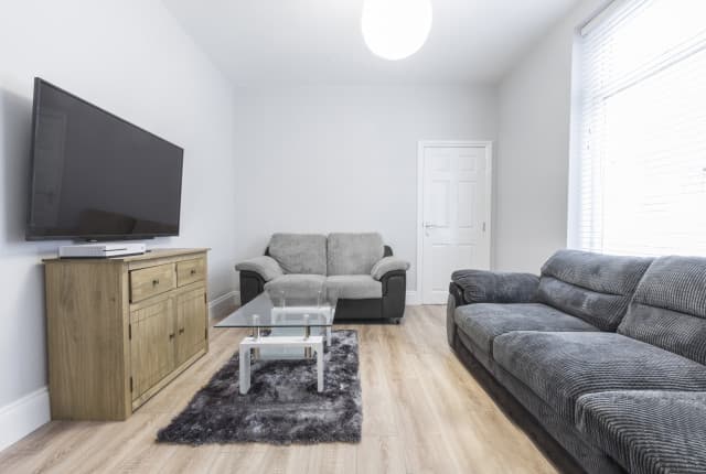 6 Bed House - Beresford Avenue thumbnail 2