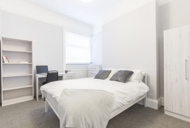 6 Bed House - Beresford Avenue thumbnail 4