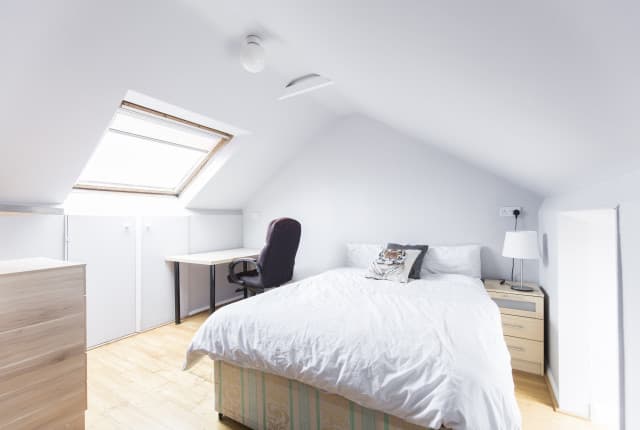 7 Bed House - Beresford Avenue thumbnail 3