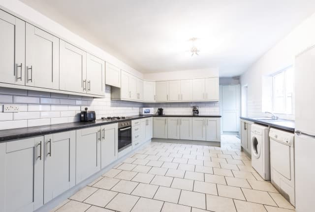 5 Bed House - Brooklyn Street photo 1