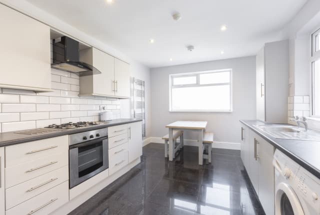 4 Bed House - May Street thumbnail 2