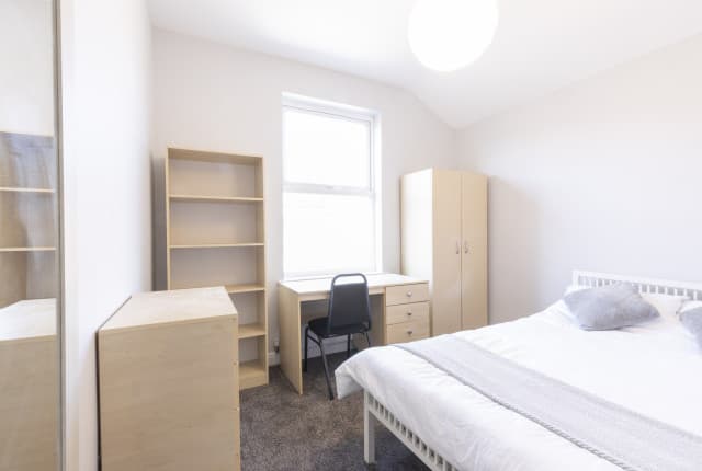 4 Bed House - May Street thumbnail 4