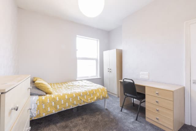 4 Bed House - May Street thumbnail 5