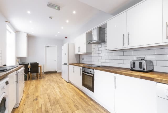 5 Bed House - Vermont Street photo 1