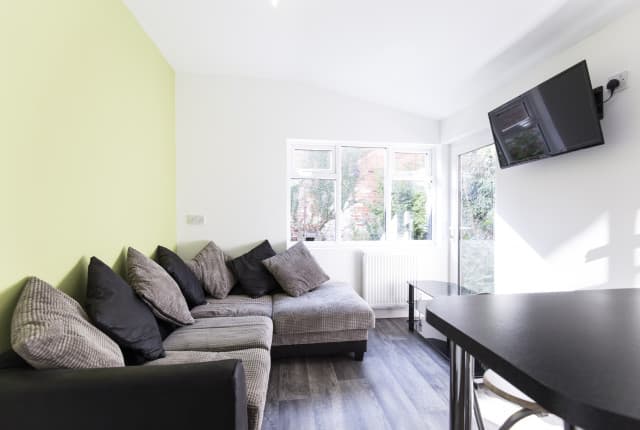 4 Bed House - Hardy Street photo 1