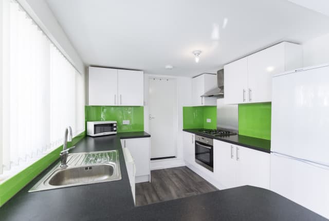 4 Bed House - Hardy Street thumbnail 2