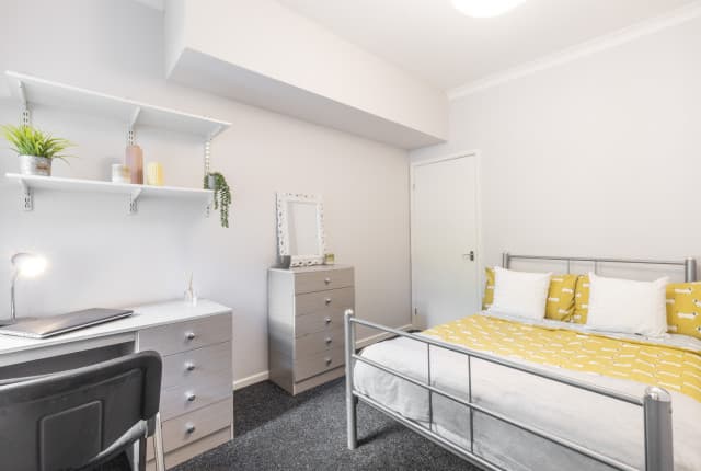 4 Bed House - Hardy Street thumbnail 4