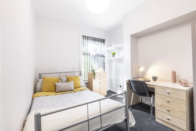 4 Bed House - Hardy Street thumbnail 5